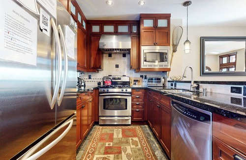 Mammoth Lakes House | Elegant Home, Hot Tub & Garage. Serene Location near Biking & Walking Trails