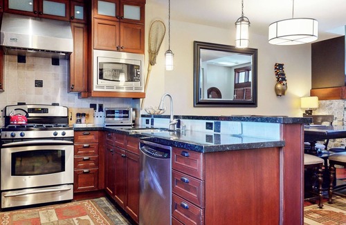 Mammoth Lakes House | Elegant Home, Private Hot Tub & Garage. Next To Biking & Walking Trails