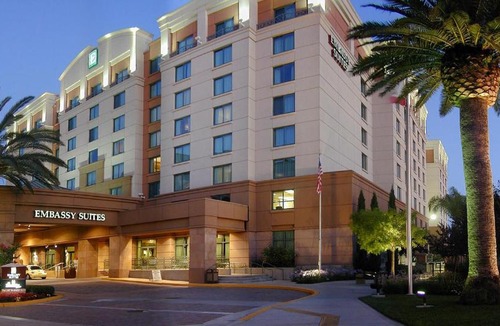 Central Sacramento Hotel | Embassy Suites by Hilton Sacramento Riverfront Promenade