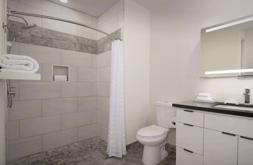 Village Hotel | Embassy Suites La Quinta Hotel & Spa