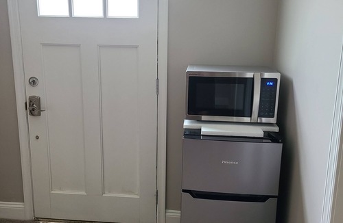 Emmaus Apartment | Emmaus contemporary private entrance guest room