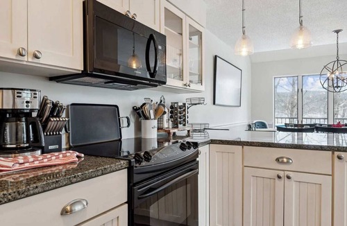 West Hartford Condo | End-Unit Condo with Sauna & Pool, Deere Run