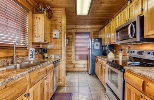 Sevierville Cabin | Endless View AMAZING Panoramic Mountain Views, Pool Access , Free Tickets!