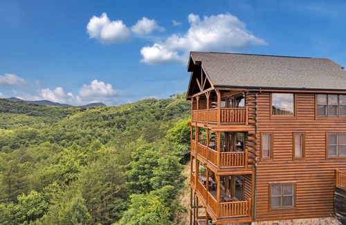 Sevierville Cabin | Endless View AMAZING Panoramic Mountain Views, Pool Access , Free Tickets!