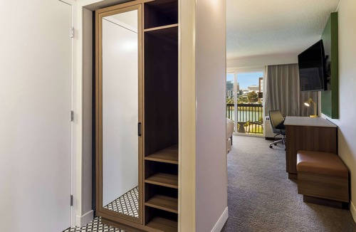 Oyster Point Hotel | Enjoy a Hassle-Free Stay! Pets Allowed, Near Brisbane Community Park
