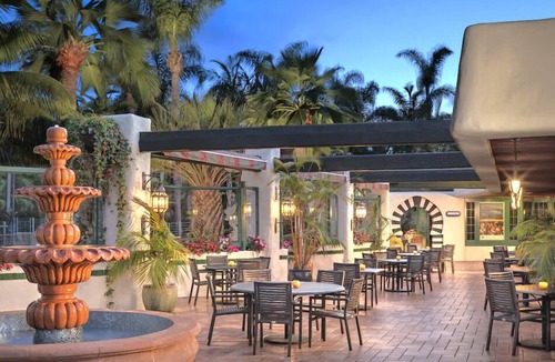Central Mission Beach Hostel | Enjoy a Hassle-Free & Comfortable Stay! 3 Relaxing Units, Free Parking, Pool