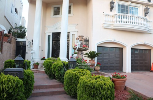 Wilshire Montana House | Entire 2nd Flr-Santa Monica Luxury Roman Villa Suite