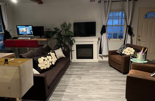 The Flats Cottage | Entire Beverly Hills Guest House