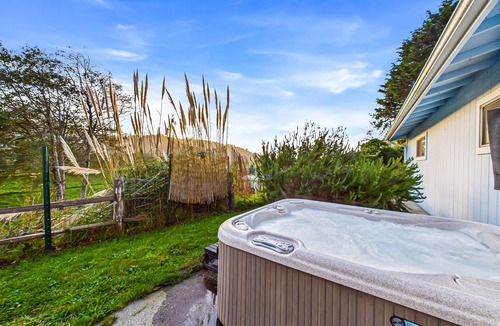 Orick House | Explore Redwood National Park with Hot Tub, Wood Stove, and Fire Pit!