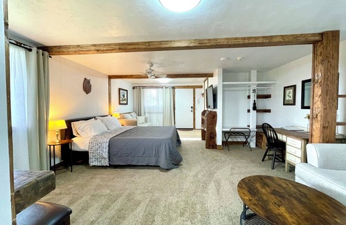 Ahwahnee Cabin | Explorer Suite - Sierra Mountain Lodge Vacation Rentals - Ahwahnee CA