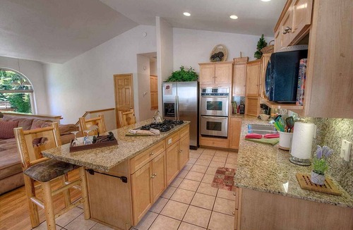 Pioneer Trail Cabin | Exquisite Luxury Family Cabin with Pool Table, Hot Tub, and Wii Games in South Lake Tahoe, California