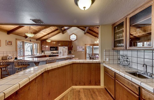 Groveland Cabin | Fabulous Lakefront Group Cabin with Game Room, Outdoor Pool and Tennis Court in Groveland, California