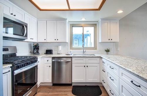 West Newport Condo | Fabulous upper unit on a fabulous street just one house from the beach!