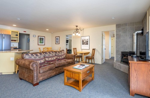Yosemite National Park House | Falcons Nest (Downstairs)