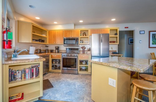 Yosemite National Park House | Falcons Nest (Downstairs)