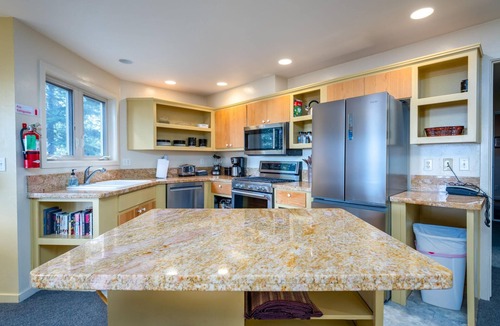 Yosemite National Park House | Falcons Nest (Downstairs)
