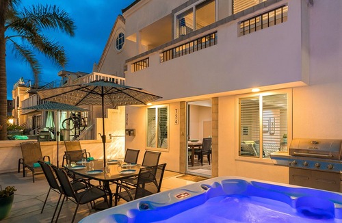 South Mission Beach Apartment | Family beach condo w/ private hot tub- steps to beach