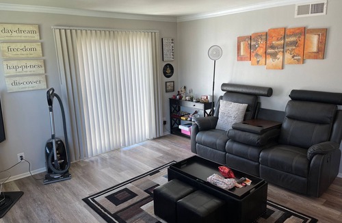 Santa Clarita Condo | Family-Friendly 2BR Condo, Near Six Flags & Hiking Trails w/Shared Pool