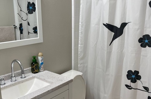 Santa Clarita Condo | Family-Friendly 2BR Condo, Near Six Flags & Hiking Trails w/Shared Pool
