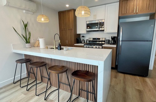 Peninsula House | Family friendly 3 bedroom beach Getaway by the Bay. Ocean & bay seconds away.