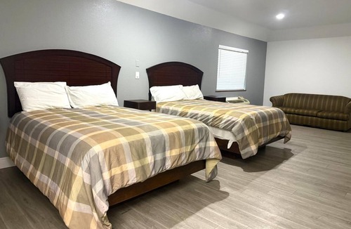 Greater Greenspoint Hotel | Family-Friendly Room w/2 Queen Beds | Less Than 7 Miles from IAH | Free Parking