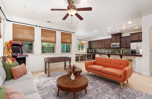 Raisin House | Family Fun-Filled Oasis: Mini Golf, Arcade, King Bed, Great Location and more!