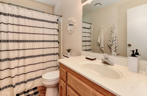 Orangevale House | Family Fun & Relaxation! 6-guests, beautiful backyard