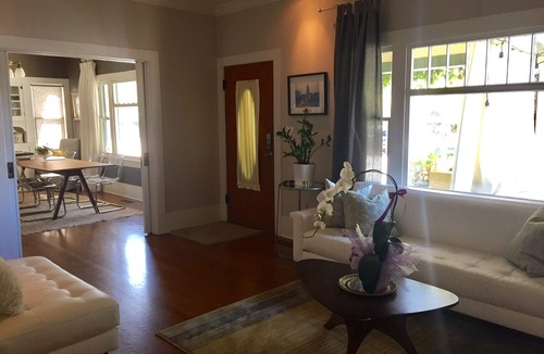 Middletown House | Family retreat with Jaccuzzi