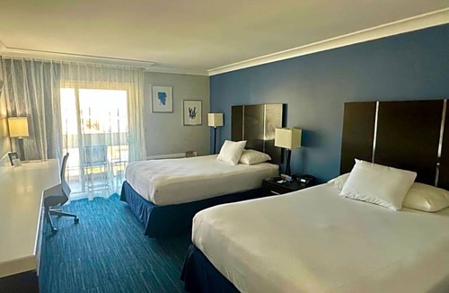 Old Towne Hotel | Family Suite with Balcony, Free Breakfast and Parking Near Seal Beach Pier