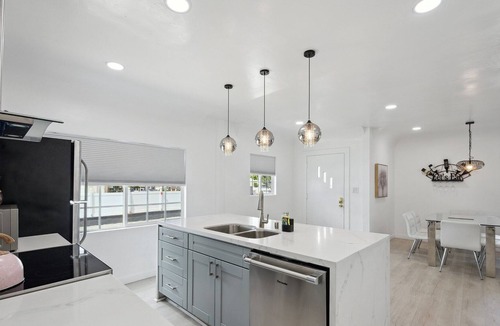 Lincoln Acres House | Fancy & Modern 3 Bedroom House With Private Yard, Gate 3 Home by Redawning