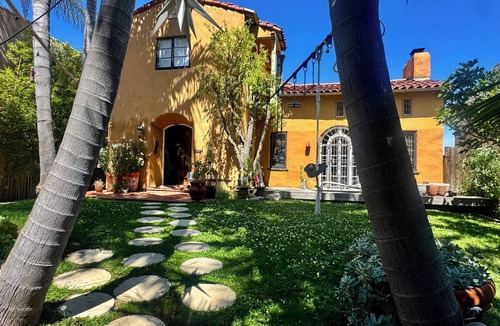 Wilshire Apartment | Fantastic studio with AC in vibrant Los Angeles neighborhood.