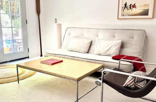 Wilshire Apartment | Fantastic studio with AC in vibrant Los Angeles neighborhood.