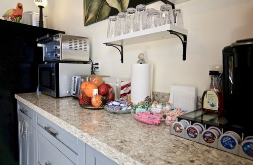 Wilton Manors Bed & Breakfast | Fantasy Island Inn – Caters to Men