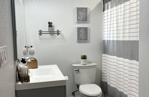 Roseville House | FAST INTERNET - EASY ACCESS - QUITE - 5 MINUETS TO KAISER - REMODELED - NEW BATH