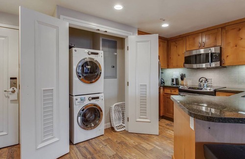Lakeside Park Resort | 𝐅𝐢𝐧𝐝𝐢𝐧𝐠𝐌𝐞𝐢𝐥𝐢 Ski-In/Out Wonderland Timber Lodge Resort+Amenities.1BR