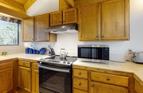 Truckee Condo | Fine lodge near skiing with futon & ski locker