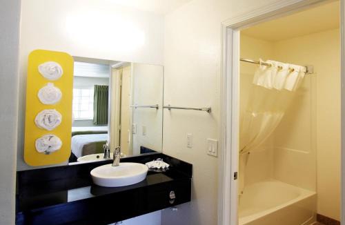 Munras Avenue Hotel | Fisherman's Cove Inn