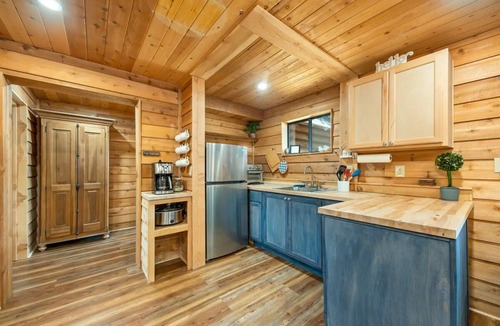 West Village Cabin | Fox Den Cabin - Heart of Shaver Lake Village! Pet Friendly