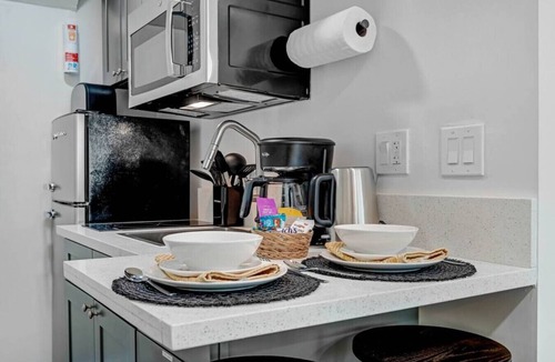 Alhambra Condo | Freshly Updated Studio in Alhambra + EV Charger