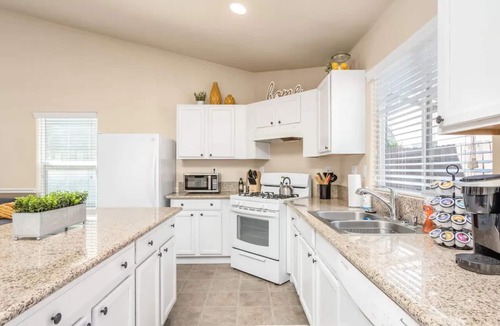 Roosevelt House | Fresno Home| Fire Pit| Sleeps 10| Quiet Community!