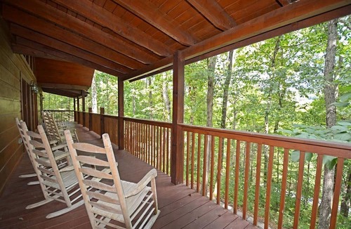 Gatlinburg - Pigeon Forge Cabin | Fully-Equipped Cabin Rental in Tennessee, Perfect for Large Group Glamping in the Mountains