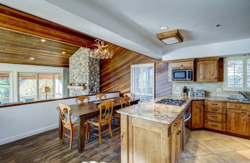 Park Meadows House | Fully Remodeled Townhome 7 minutes to lifts! Tons of space, new Hot Tub! Views!