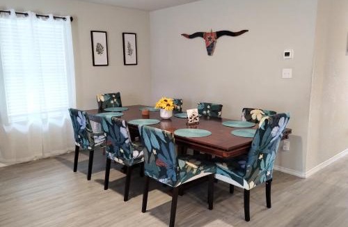 Southside House | Fun Games and Spacious 4BR House 3 ML to Lackland AFB close to SeaWorld