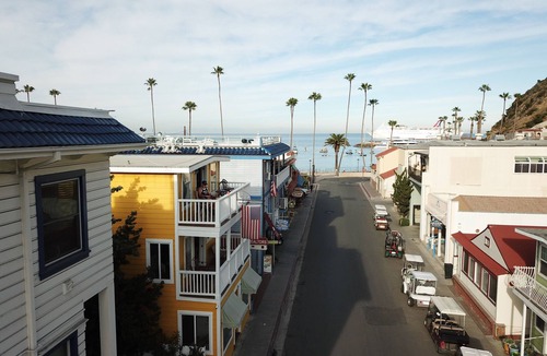 Avalon Villa | Fun Vibe in town Very CleanBestReviews1stBlock, Balconies, kayaks, SUP’s, chairs