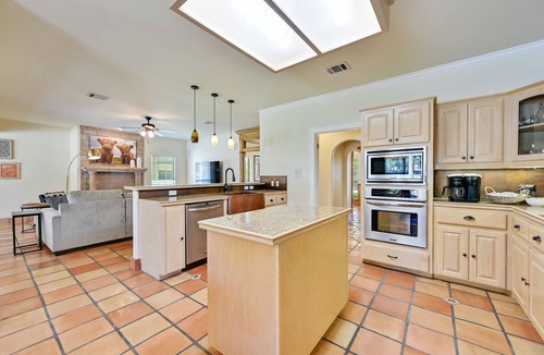 San Leanna House | Game room, 16 Beds, Pool, Hot tub, 12 min to Downtown