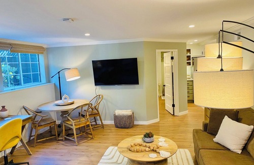 Upper East House | Garden Place Downtown near Arts & Theatre District