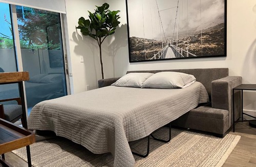 Beverly Grove Apartment | Gated Luxury West Hollywood Condo, King Bed, Garage Parking, Gym