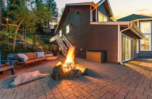 Ponderosa Palisades House | Glass House HotTub Sauna Putt Green Gym Amenities