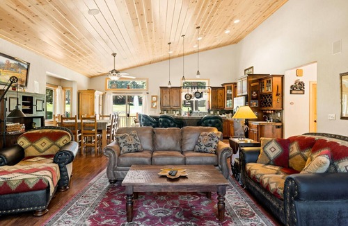 Lake Almanor West House | Golf Course Lake Almanor West Home w/Hot Tub & Lake View!