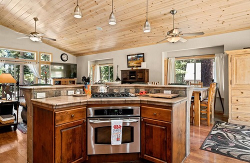 Lake Almanor West House | Golf Course Lake Almanor West Home w/Hot Tub & Lake View!